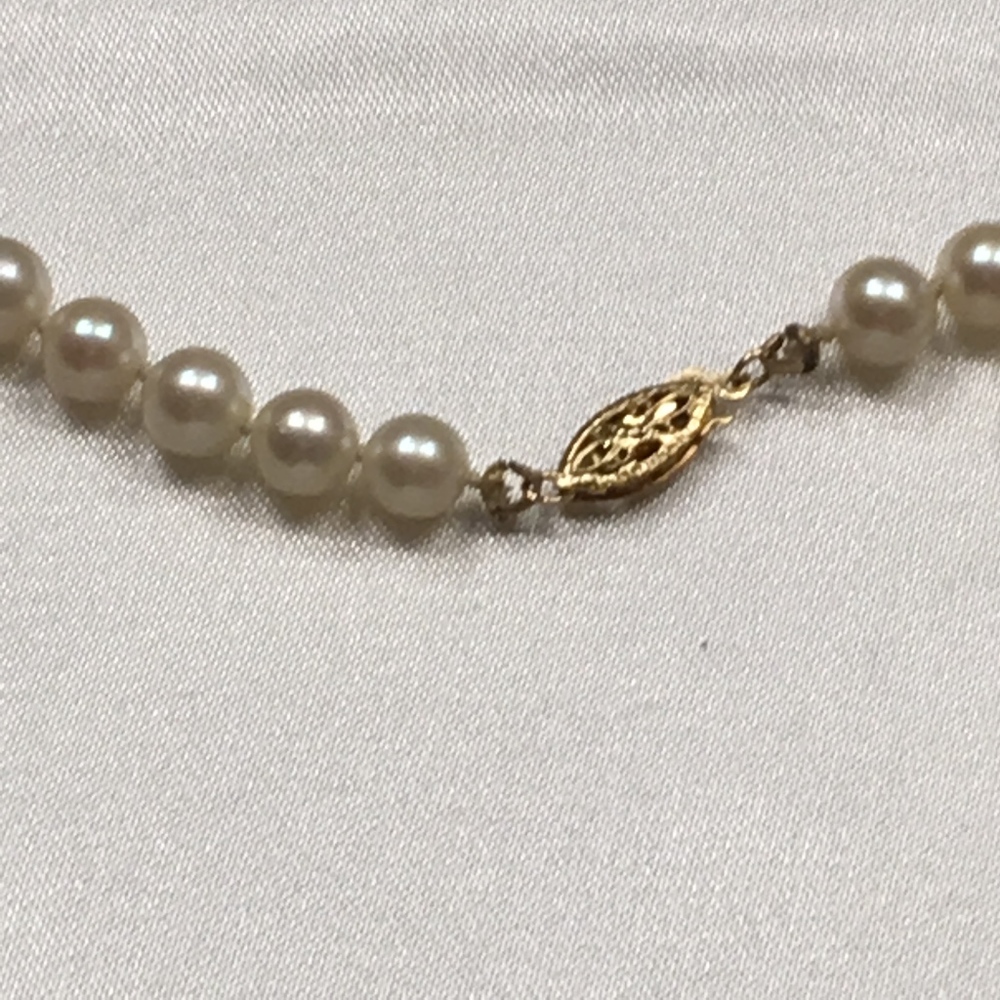 Ladies 20 inch strand of saltwater Pearls - Picture 7 of 8